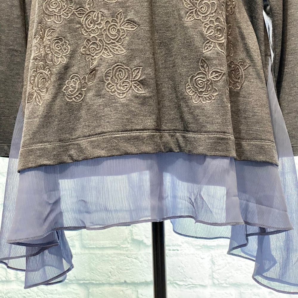 Detailed Flowy Top - Picture 4 of 5